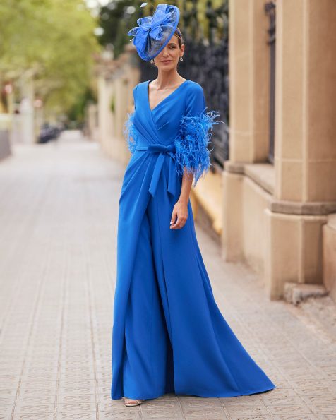 Long guest dress. Made with crêpe. With V-neckline, V-back and feathered three-quarter sleeves. Couture Club look for parties and celebrations. MARFIL_BARCELONA.