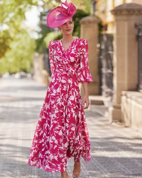Vestido de madrina largo y estilo fluido. Elaborado con georgette. Con escote v, espalda cerrada y manga larga.Modelo Couture Club. MARFIL_BARCELONA.