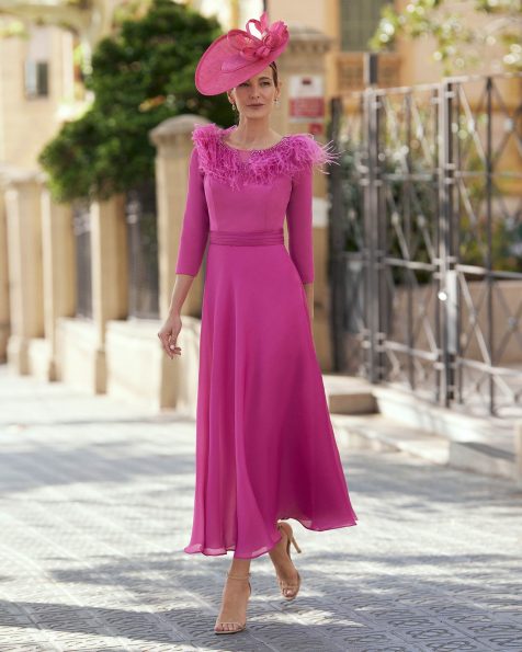 Vestido de invitada midi y elegante. Confeccionado en triacetato y organza. Con escote redondo, manga francesa y plumas.Look Couture Club. MARFIL_BARCELONA.