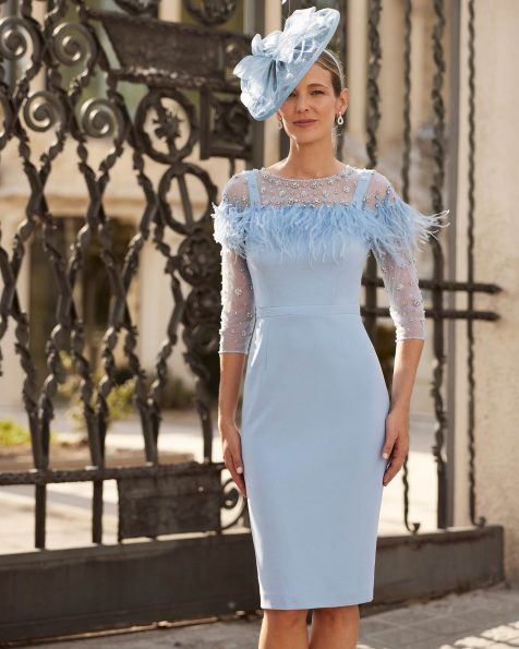 Vestido de invitada midi y elegante. Confeccionado en crepé con detalles en pedrería. Con escote redondo, manga corta y plumas.Modelo Couture Club. MARFIL_BARCELONA.