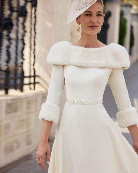 Vestido de invitada midi y estilo clásico. Confeccionado en acetato con detalles en pedrería. Con escote redondo y manga larga.Modelo Couture Club. MARFIL_BARCELONA.