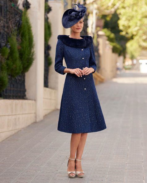 Vestido de invitada midi y elegante. Confeccionado en tweed combinado con pedrería. Con escote redondo, manga corta y Abrigo.Conjunto Couture Club. MARFIL_BARCELONA.