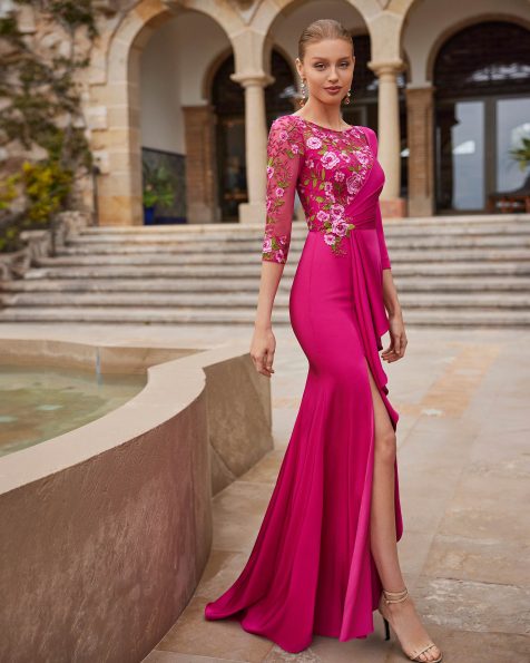 Vestido de fiesta largo. Confeccionado en crepé satén combinado con encaje pedrería. Con escote barco, espalda cerrada y manga francesa Falda con abertura lateral. Conjunto Couture Club. MARFIL_BARCELONA.