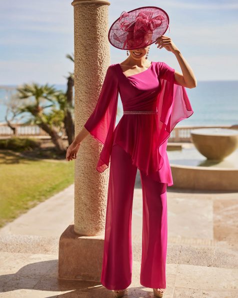 Abito da cerimonia composto da due pezzi confezionato in georgette. Con corpetto monospalla, chiusura a zip sulla schiena e applicazioni di strass. Modello Couture Club. MARFIL_BARCELONA.