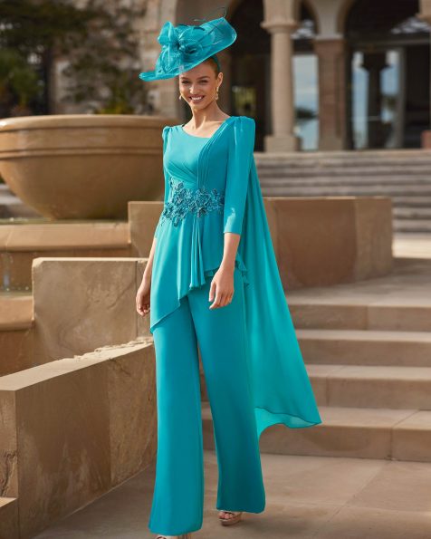 Abito da cerimonia lungo composto da due pezzi, confezionato in chiffon con intarsi di ricami. Con corpetto monospalla con chiusura a zip sulla schiena e manica francese. Modello Couture Club. MARFIL_BARCELONA.
