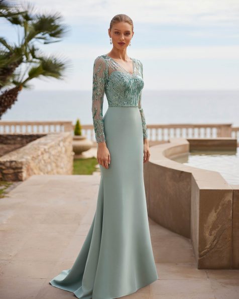 Vestido de fiesta largo. Confeccionado en crepé satén con pedrería. Con escote v, espalda cerrada y manga larga de pedrería. Conjunto Couture Club. MARFIL_BARCELONA.