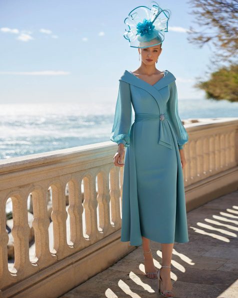 Abito da cerimonia lungo da gala confezionato in crêpe. Con corpetto con scollo a V, schiena chiusa, maniche a sbuffo e fusciacca con decorazione floreale. Modello Couture Club. MARFIL_BARCELONA.