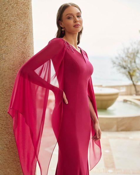 Vestido de fiesta largo. Confeccionado en crepé. Con escote pico, espalda lágrima y manga capa con pedrería. Conjunto Couture Club. MARFIL_BARCELONA.