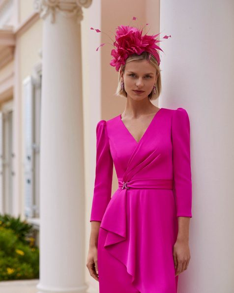 Vestido de fiesta corto. Confeccionado en crepé. Con escote v, espalda cerrada y manga francesa. Cuerpo drapeado con aplicaciones de pedrería. Conjunto Couture Club. MARFIL_BARCELONA.