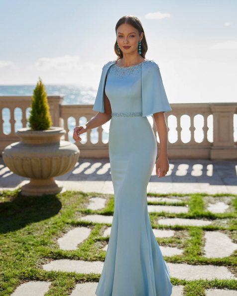 Vestido de fiesta largo. Confeccionado en crepé combinado con pedrería. Con escote barco, espalda cerrada, manga capa. Conjunto Couture Club. MARFIL_BARCELONA.
