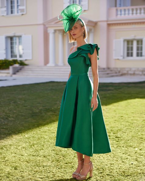Vestido de fiesta corto. Confeccionado en brocado. Con escote asimétrico, espalda con abertura y sin mangas con volantes. Conjunto Couture Club. MARFIL_BARCELONA.
