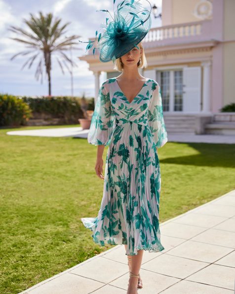Abito da cerimonia lungo confezionato in chiffon stampato. Con corpetto con scollo a V, chiusura a zip sulla schiena e gonna stampata. Modello Couture Club. MARFIL_BARCELONA.
