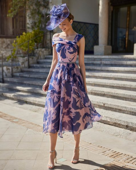Vestido de fiesta corto. Confeccionado en organza estampado. Con escote asimétrico y sin mangas. Conjunto Couture Club. MARFIL_BARCELONA.