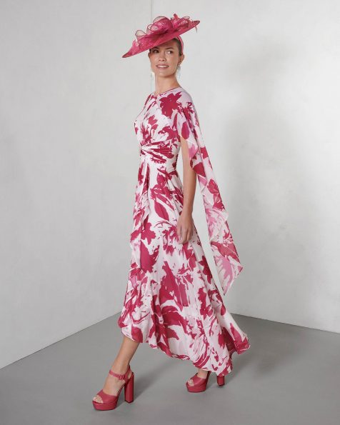 Vestido de fiesta high low. Confeccionado en gasa con estampado. Con escote cerrado, espalda cerrada y manga capa. Couture Club. MARFIL_BARCELONA.