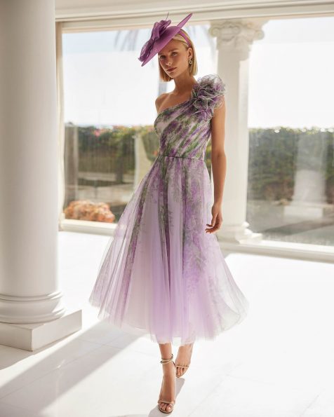 Vestido corto. Confeccionado en tul estampado. Con escote asimétrico y sin mangas con Flor de adorno. Conjunto Couture Club. MARFIL_BARCELONA.