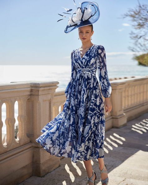 Abito da cerimonia corto confezionato in chiffon stampato. Con corpetto con scollo a V, apertura sulla schiena e maniche a sbuffo. Modello Couture Club. MARFIL_BARCELONA.