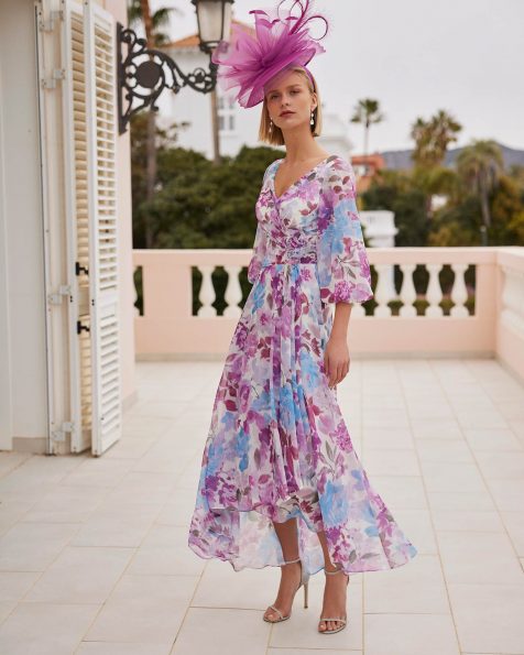 Vestido de fiesta corto. Confeccionado en gasa estampado. Con escote y espalda en v y Falda asimétrica. Conjunto Couture Club. MARFIL_BARCELONA.