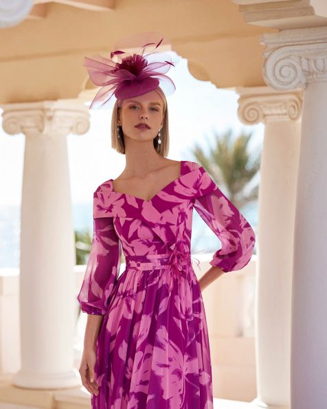 Abito da cerimonia corto confezionato in chiffon stampato. Con corpetto con scollo a V, chiusura a zip sulla schiena, maniche a sbuffo e fiore decorativo. Modello Couture Club. MARFIL_BARCELONA.