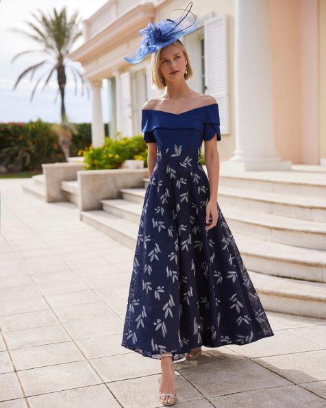 Short evening dress crafted in lace. Featuring an off-shoulder neckline, back zip and dropped sleeve. A Couture Club outfit. MARFIL_BARCELONA.