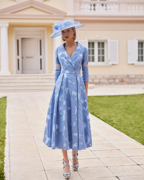 Vestido de fiesta corto. Confeccionado en fil coupe. Con escote v, espalda cremallera, manga francesa y adornos de pedrería. Conjunto Couture Club. MARFIL_BARCELONA.