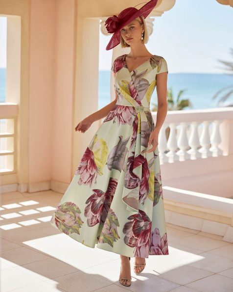 Abito da cerimonia midi confezionato in broccato stampato. Con corpetto con scollo a V, chiusura a zip sulla schiena, maniche corte e gonna con stampa a fantasia con le tasche. Modello Couture Club. MARFIL_BARCELONA.