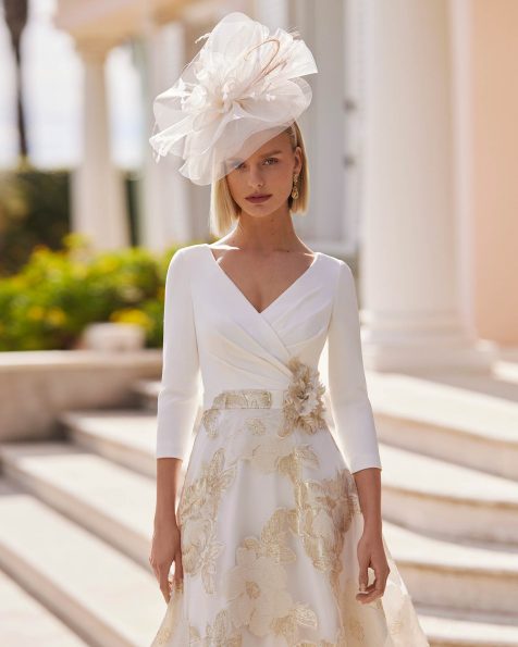 Vestido de fiesta corto. Confeccionado en organza bordado. Con escote v, espalda cremallera y manga francesa. Flor de adorno. Conjunto Couture Club. MARFIL_BARCELONA.