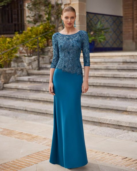 Vestido de fiesta largo. Confeccionado en crepé combinado con pedrería. Con escote barco, espalda lágrima y manga francesa. Conjunto Couture Club. MARFIL_BARCELONA.