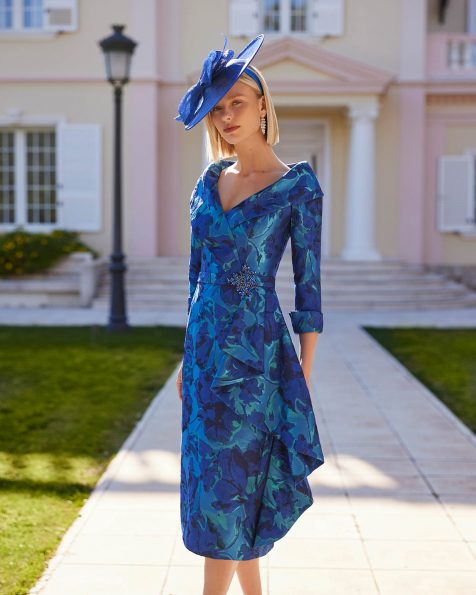 Vestido de fiesta corto. Confeccionado en brocado. Con escote v, espalda cremallera, manga francesa y adornos de pedrería. Conjunto Couture Club. MARFIL_BARCELONA.