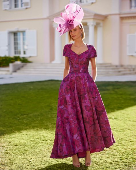 Vestido de fiesta corto. Confeccionado en brocado. Con escote pico, espalda cremallera, manga capa. Falda asimétrica con bolsillos. Conjunto Couture Club. MARFIL_BARCELONA.