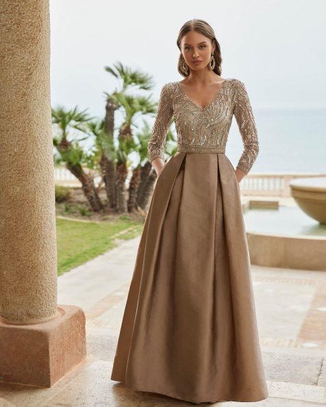 Abito lungo da festa. Realizzato in taffetà con strass. Con scollo a V, schiena a goccia e maniche francesi. Gonna con spacco anteriore con tasche. Set Couture Club. MARFIL_BARCELONA.