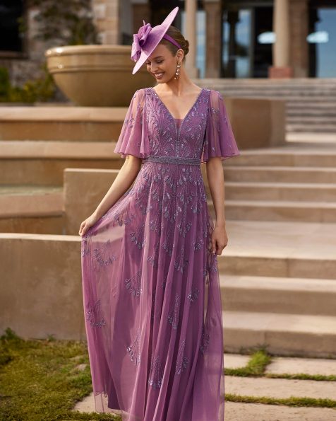 Vestido de fiesta largo. Confeccionado en pedrería. Con escote pico, espalda lágrima y manga mariposa. Conjunto Couture Club. MARFIL_BARCELONA.