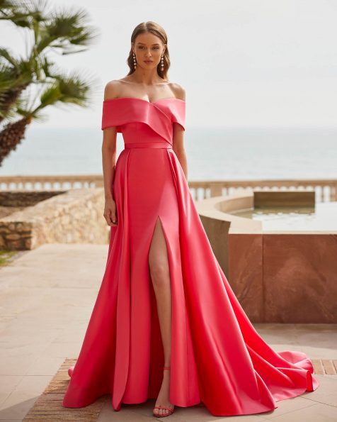 Abito da cerimonia lungo confezionato in raso. Con corpetto con scollo off-shoulders senza maniche, apertura sulla schiena, e gonna con spacco laterale. Modello Couture Club. MARFIL_BARCELONA.