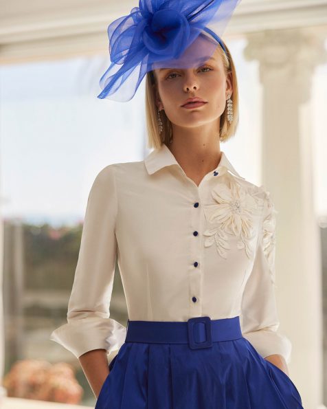 Vestido de fiesta corto. Confeccionado en tafetán con pedrería. Con escote camisero, espalda cremallera y Flor de adorno y pedrería. Conjunto Couture Club. MARFIL_BARCELONA.
