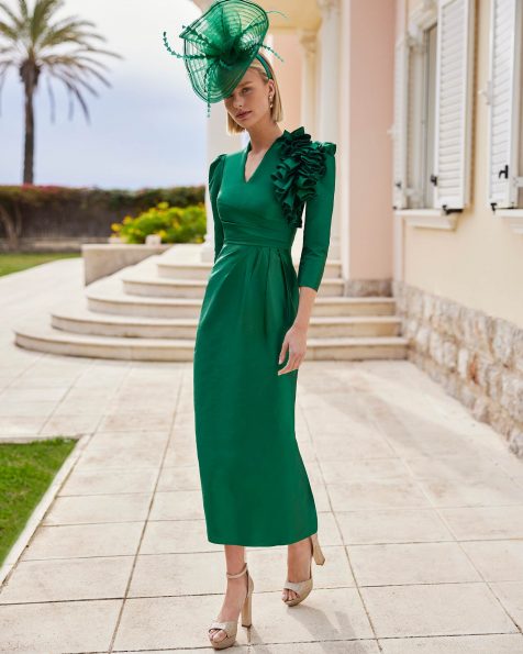Vestido de fiesta corto. Confeccionado en tafetán. Con escote pico, espalda cremallera, manga abullonada. Falda con abertura trasera y Flor de adorno. Conjunto Couture Club. MARFIL_BARCELONA.