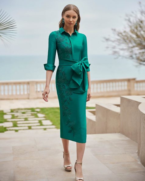 Vestido de fiesta corto. Confeccionado en tafetán. Con cuello camisero, espalda cremallera y manga francesa Falda con abertura trasera. Conjunto Couture Club. MARFIL_BARCELONA.