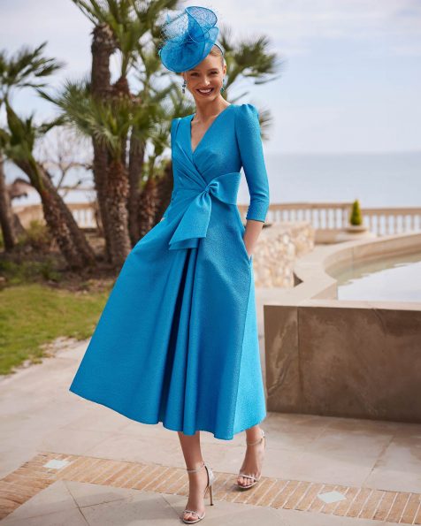Vestido de fiesta corto. Confeccionado en cloqué. Con escote v, espalda lágrima, manga francesa y lazo de adorno en la cintura. Conjunto Couture Club. MARFIL_BARCELONA.