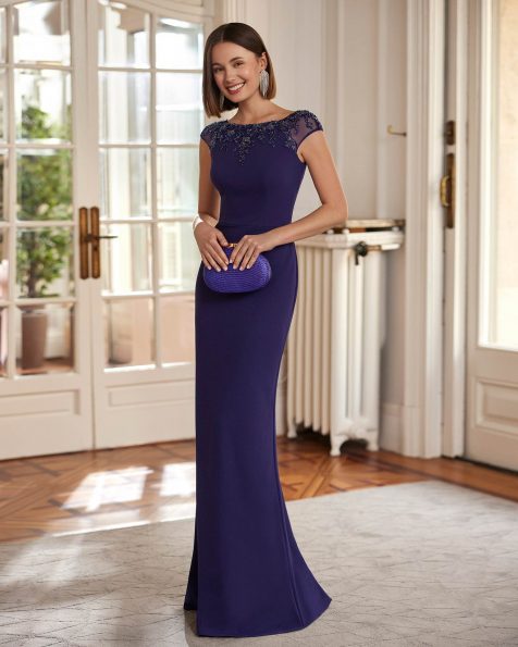 Vestido de fiesta largo y estilo sencillo. Confeccionado en crepé elástico y pedrería. Con escote barco y espalda escotada. manga corta. Chal.Look Marfil Barcelona. MARFIL_BARCELONA.