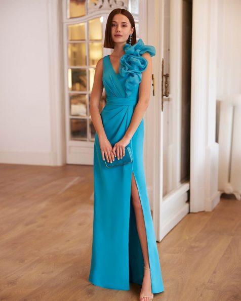 Elegant long guest dress crafted in crêpe. Featuring a V-neckline, V-back, side slit and a shawl. A Marfil Barcelona design. MARFIL_BARCELONA.