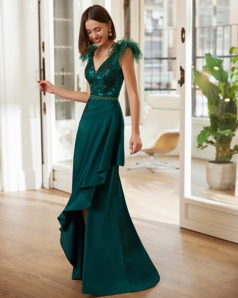 Vestido de fiesta largo y estilo elegante. Confeccionado en crepé satén combinado con encaje pedrería. Con escote profundo plumas, con abertura lateral. Chal.Look Marfil Barcelona. MARFIL_BARCELONA.