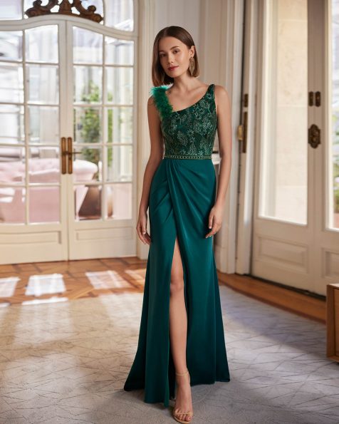Vestido de fiesta largo y estilo elegante. Confeccionado en crepé satén combinado con encaje pedrería. Con escote asimétrico y abertura lateral. Chal.Look Marfil Barcelona. MARFIL_BARCELONA.