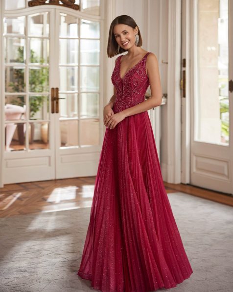Elegant long guest dress crafted in lurex and beadwork. Featuring a plunging neckline, straps and a shawl. A Marfil Barcelona look. MARFIL_BARCELONA.