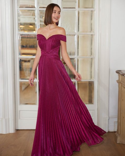 Princess style long evening dress, crafted in lurex. An off-shoulder neckline and a shawl complete the look. A Marfil Barcelona design. MARFIL_BARCELONA.