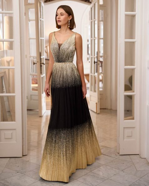 Long evening dress crafted in tulle. Featuring a V-neckline and V-back, and straps. A Marfil Barcelona look. MARFIL_BARCELONA.