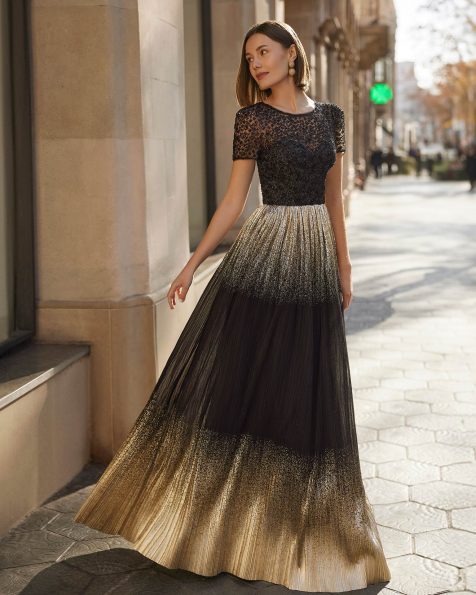 Long evening dress crafted in tulle with beadwork. Featuring a bateau neckline, back zip and short sleeve. A Marfil Barcelona look. MARFIL_BARCELONA.