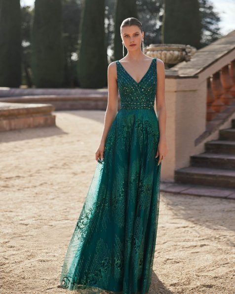 Long evening dress crafted in tulle with sequins. The V-neckline, V-back and straps complete the look. A Marfil Barcelona look. MARFIL_BARCELONA.