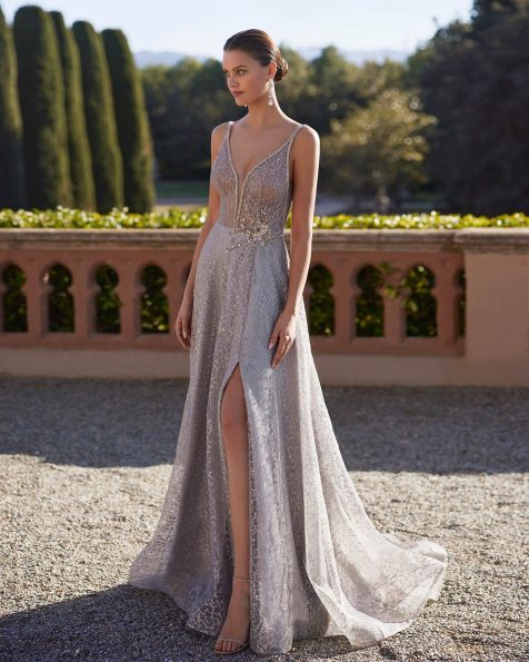 Long evening dress crafted in organza with beadwork. Featuring a V-neckline and V-back, straps and a side slit. A Marfil Barcelona look. MARFIL_BARCELONA.