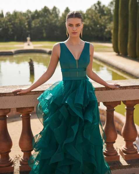 Long evening dress crafted in tulle. Featuring a V-neckline and V-back, straps, and flounced skirt. A Marfil Barcelona look. MARFIL_BARCELONA.