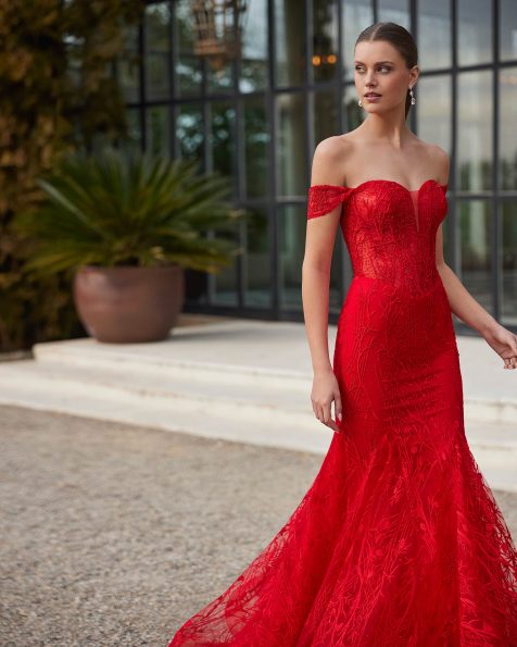 Long evening dress crafted in lace and beadwork. Sleeveless, featuring a sweetheart neckline, open back and a train. A Marfil Barcelona look. MARFIL_BARCELONA.