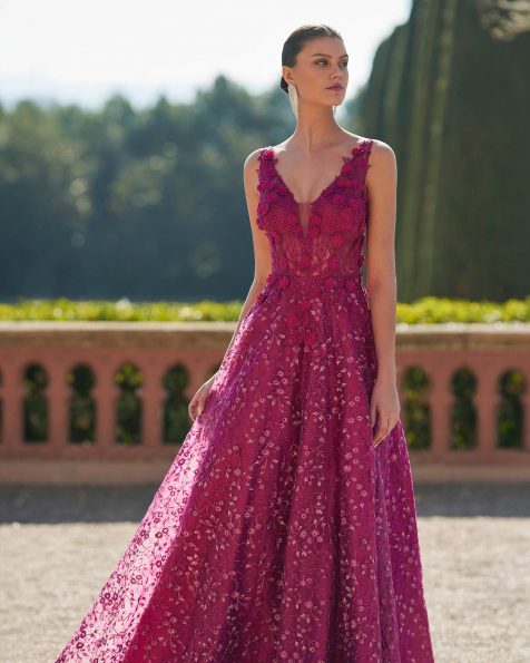 Long evening dress crafted in lace. Featuring a V-neckline and V-back, and straps. A Marfil Barcelona look. MARFIL_BARCELONA.