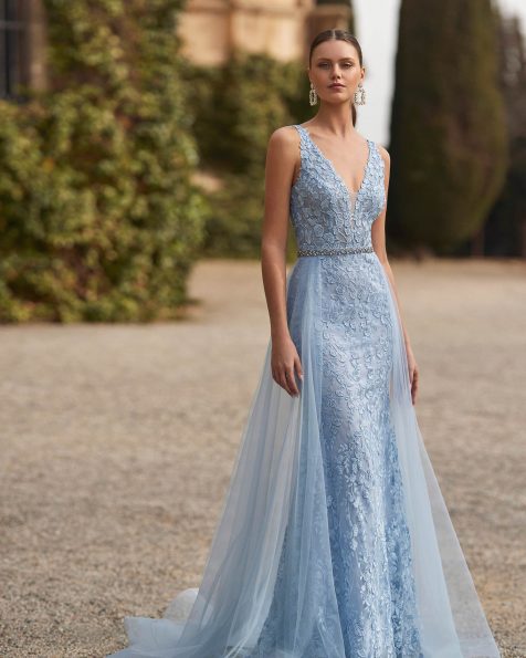 Two-piece long evening dress crafted in lace. Featuring a V-neckline and V-back, straps and an overskirt. A Marfil Barcelona look. MARFIL_BARCELONA.